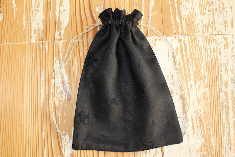 フランス刺繍ファブリックの巾着セット<br />ノエルブ-ケ黒